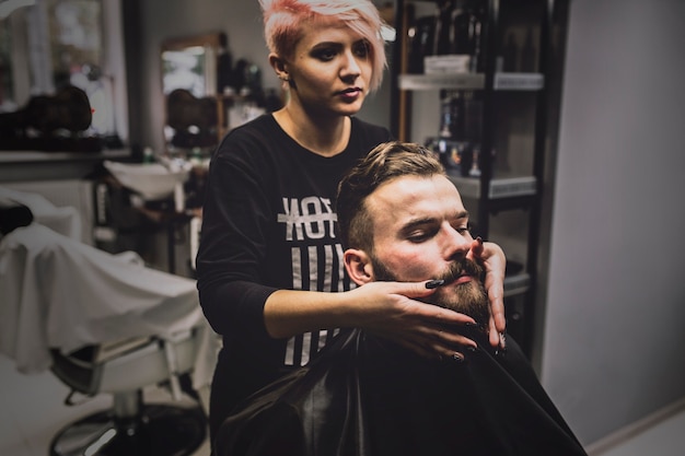 Mujer preparando al hombre para la preparación