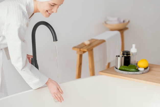 Mujer preparando un baño relajante