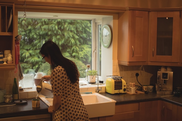 Foto gratuita mujer preparando café en la cocina