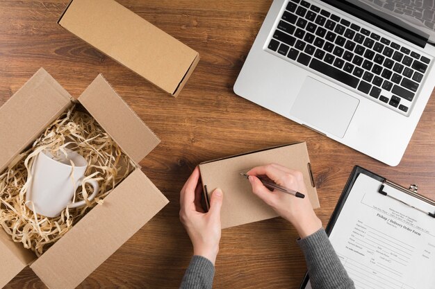 Mujer preparando una caja de cyber monday