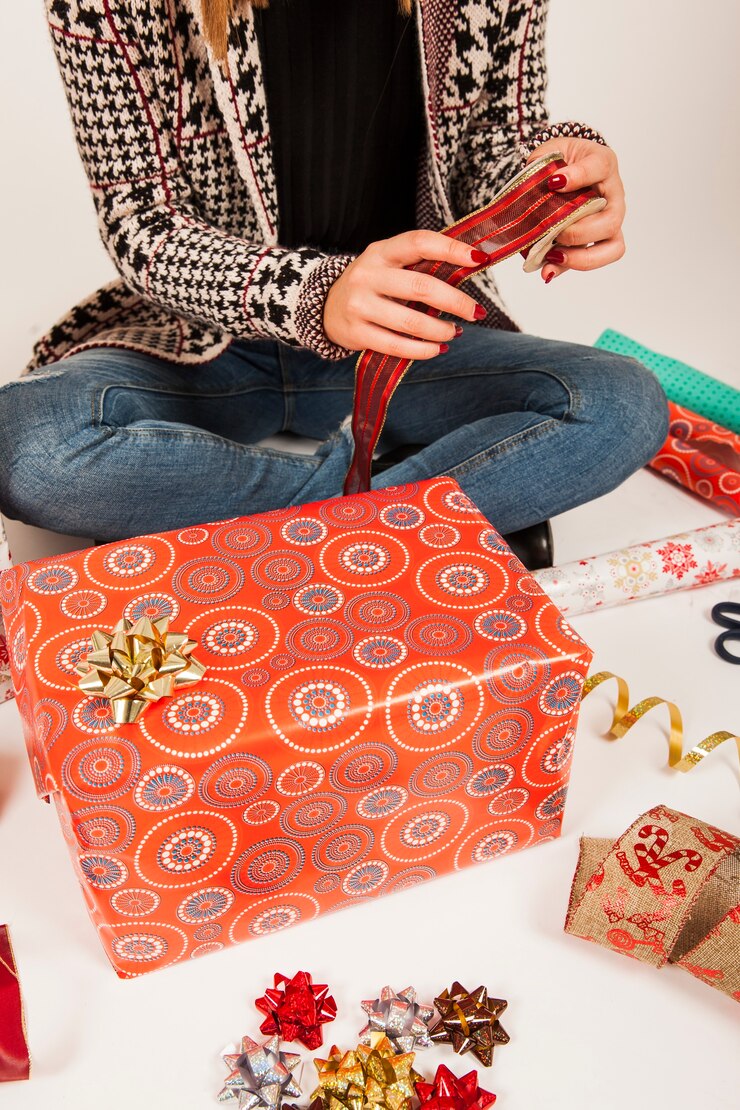 Foto gratuito mujer preparando caja de regalo