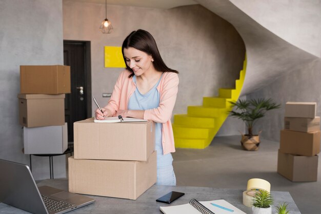 Mujer preparando cajas de casa para entrega