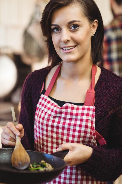 Mujer preparando comida en la cocina