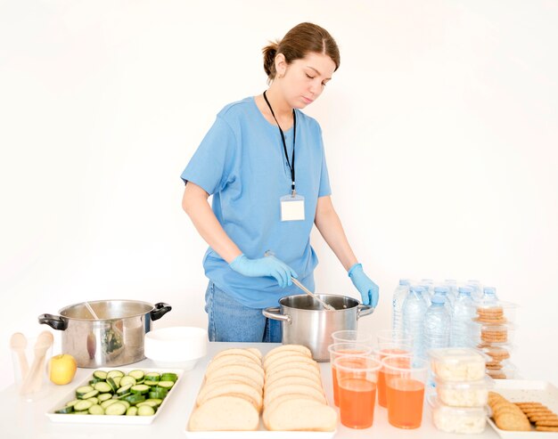 Mujer preparando comida para donación