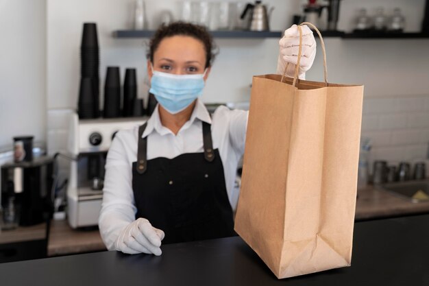 Mujer preparando comida para llevar para entregar