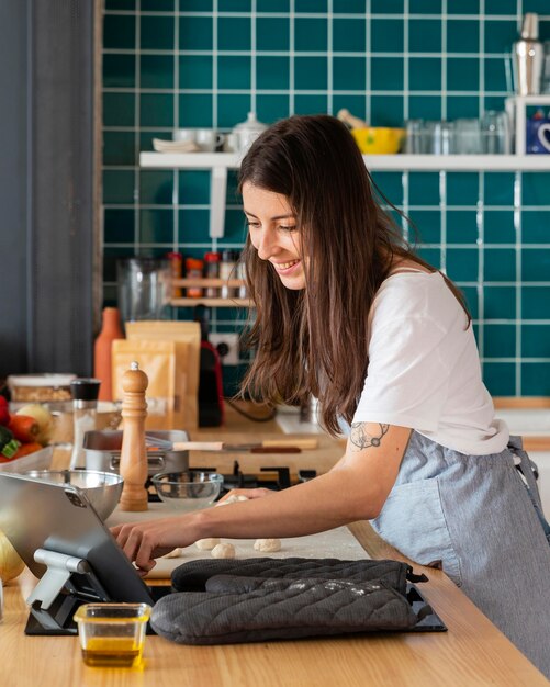 Mujer preparando comida tiro medio