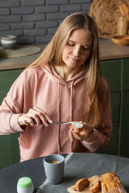 Mujer preparando desayuno tiro medio