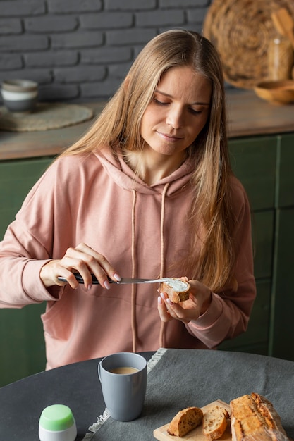 Mujer preparando desayuno tiro medio