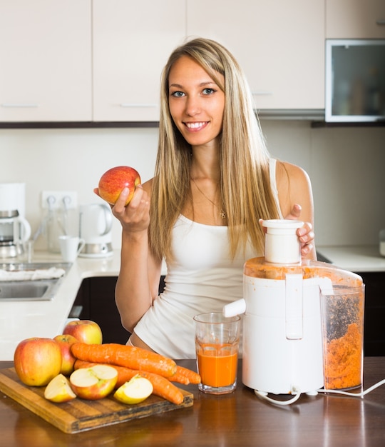 Mujer preparando jugo en la cocina