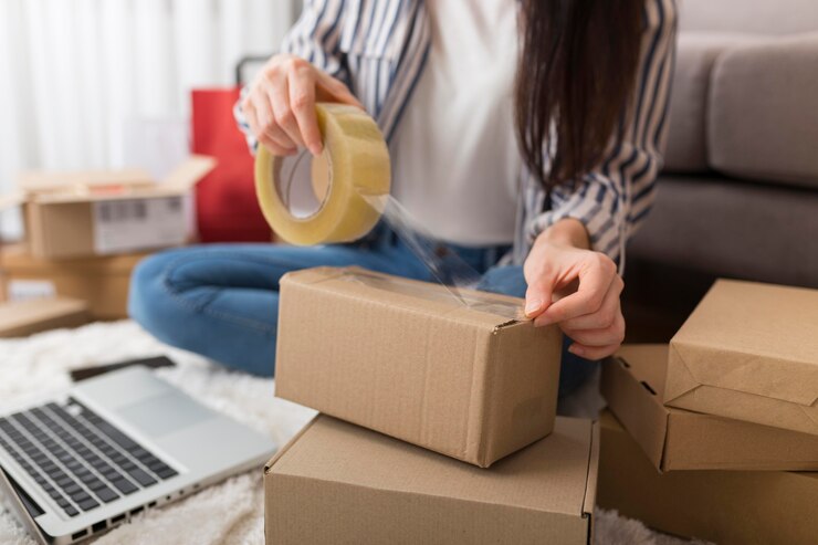 Foto gratuito mujer preparando un paquete para el cyber monday