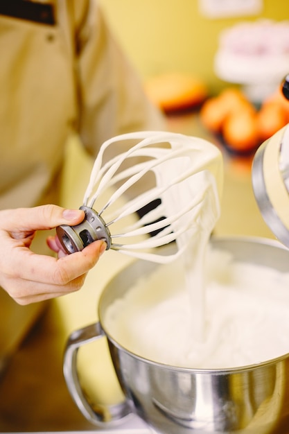 Mujer preparando pasteles. Pastelero con abrigo.