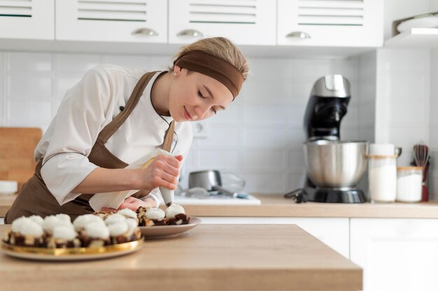 Mujer preparando postre tiro medio