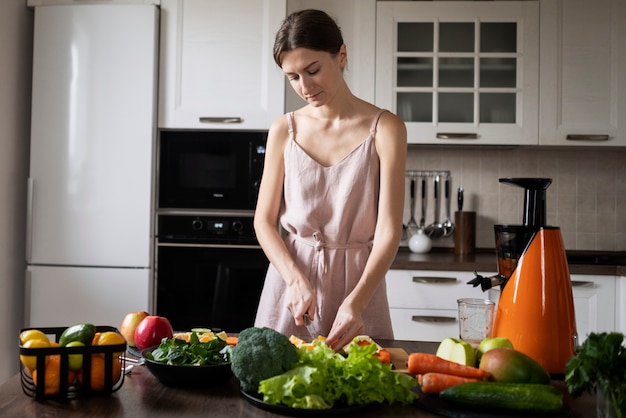 Mujer preparando su receta de jugo