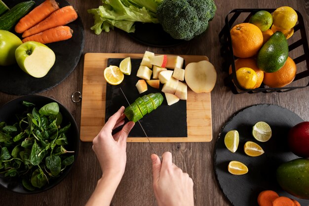 Mujer preparando su receta de jugo