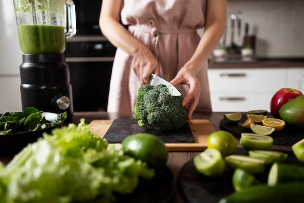 Foto gratuita mujer preparando su receta de jugo