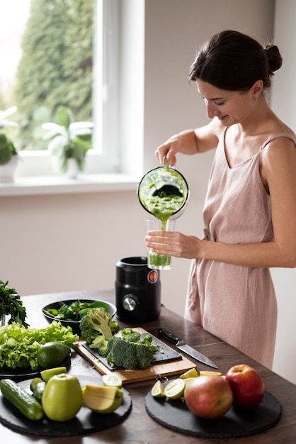 Mujer preparando su receta de jugo