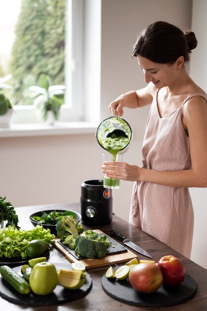 Mujer preparando su receta de jugo