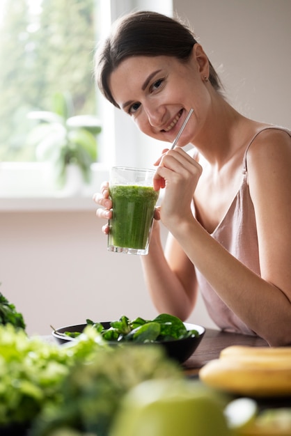 Mujer preparando su receta de jugo