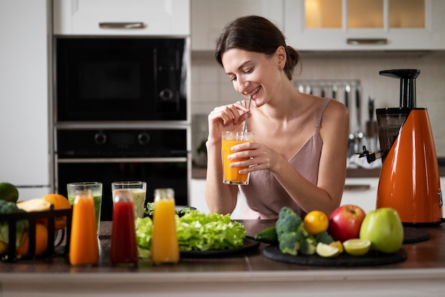 Mujer preparando su receta de jugo