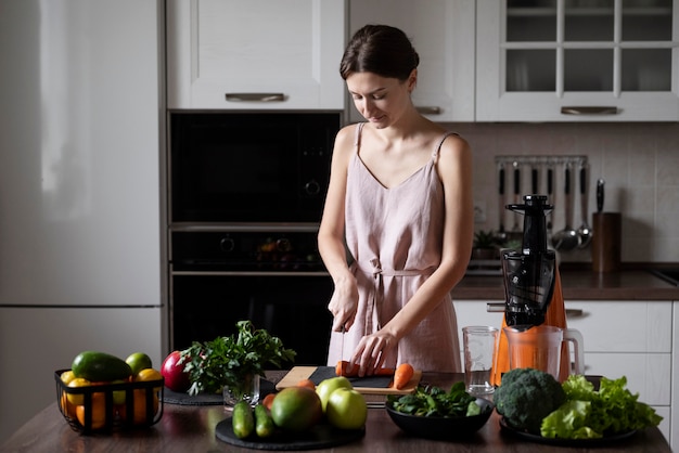 Foto gratuita mujer preparando su receta de jugo