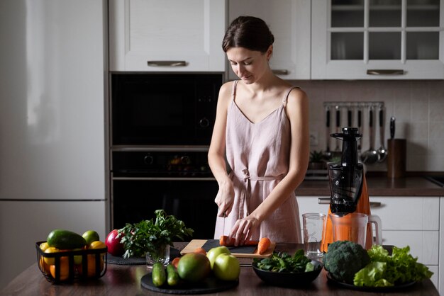 Mujer preparando su receta de jugo