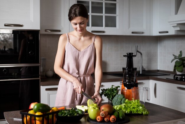 Mujer preparando su receta de jugo