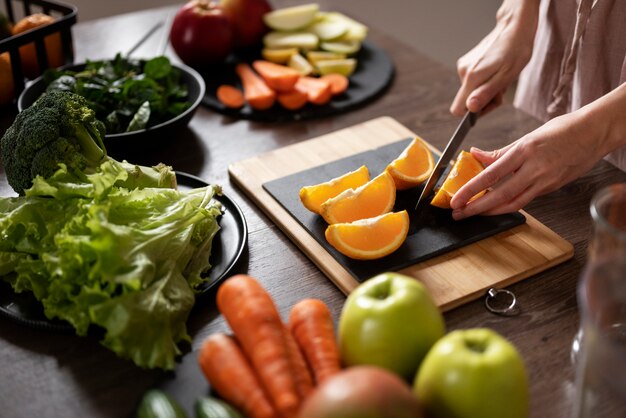 Mujer preparando su receta de jugo