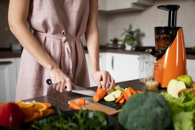 Mujer preparando su receta de jugo