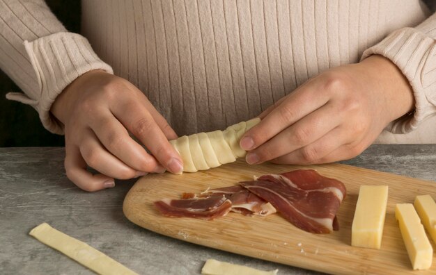 Mujer preparando unos tequeños tradicionales