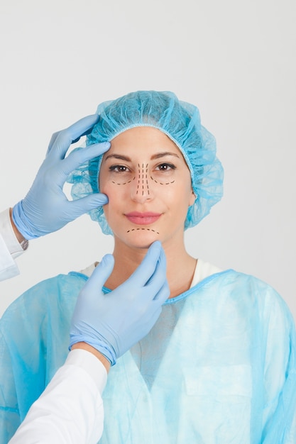 Mujer preparándose para la cirugía de nariz