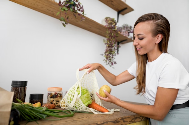 Foto gratuita mujer preparándose para cocinar