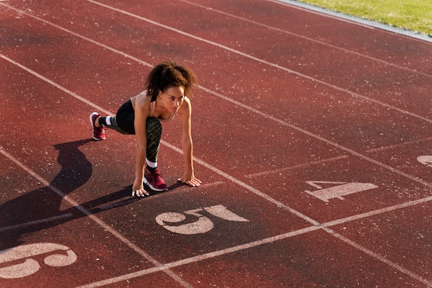 Foto gratuita mujer preparándose para correr