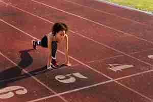 Foto gratuita mujer preparándose para correr