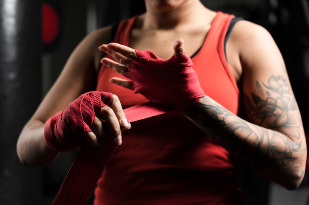 Mujer preparándose para hacer ejercicio