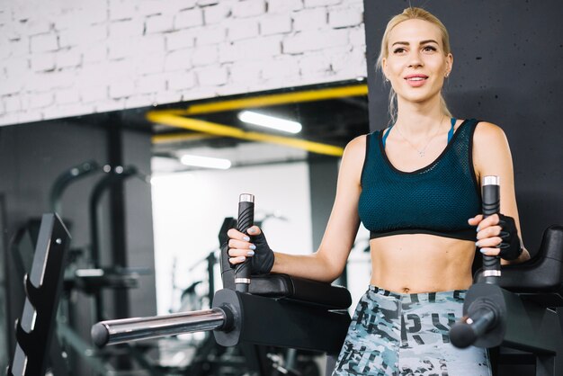 Mujer preparándose para hacer ejercicios