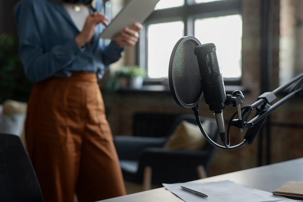 Mujer preparándose para la vista lateral del podcast