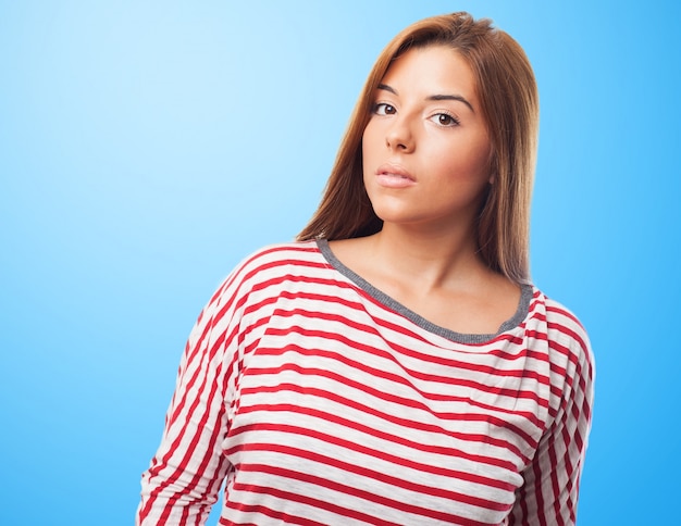 Mujer de presentación bonita en un backround azul