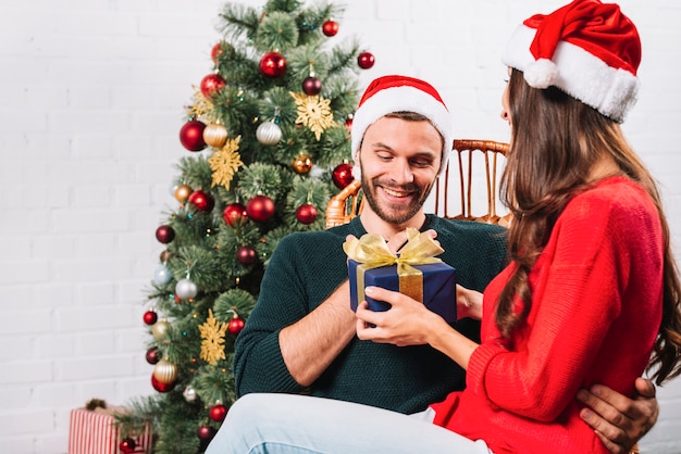 Mujer presentando regalo para hombre