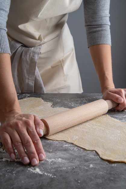 Foto gratuita mujer presionando masa de pasta