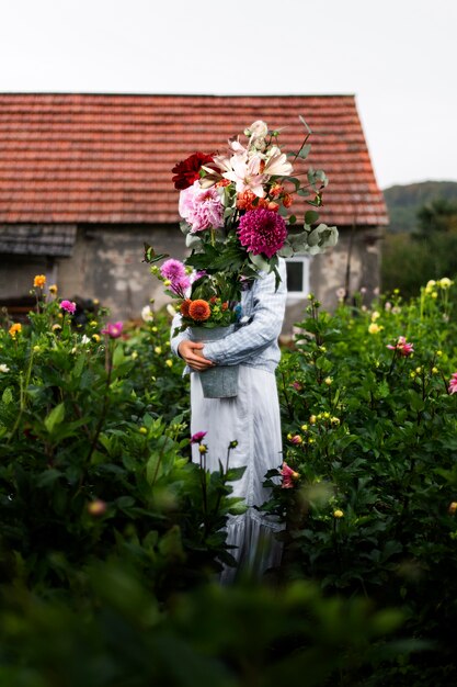 mujer, en, el, primavera, tenencia, ramo de flores