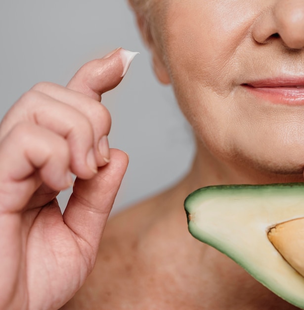 Foto gratuita mujer de primer plano con aguacate y crema