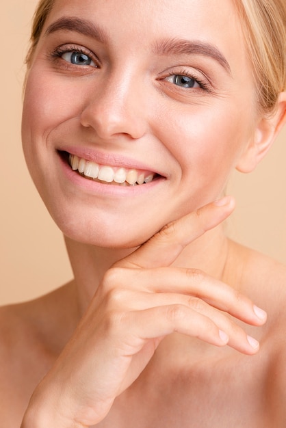 Foto gratuita mujer de primer plano con amplia sonrisa posando