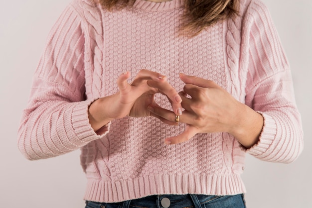 Mujer de primer plano con anillo de bodas