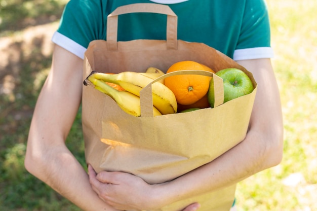 Mujer de primer plano con bolsa de papel