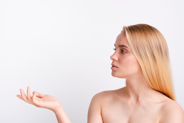 Mujer de primer plano con cabello rubio mirando a otro lado