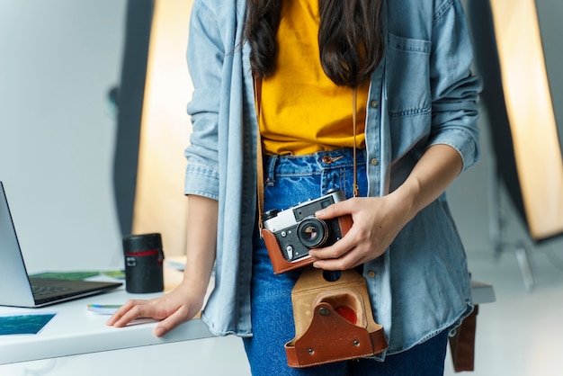 Mujer de primer plano con cámara vintage