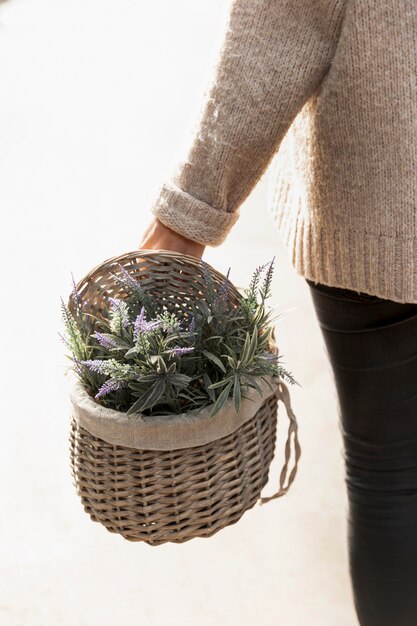 Mujer de primer plano con cesta de flores