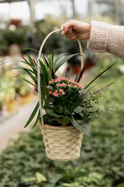 Mujer de primer plano con cesta de flores