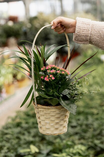 Mujer de primer plano con cesta de flores