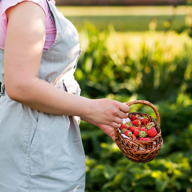 Foto gratuita mujer de primer plano con cesta de frutas